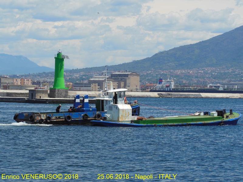 5 - Bettolina a rimorchio - Tow barge.jpg